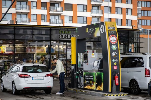 Ropna kriza vrcholi Kedy nastane vyrazne zdrazovanie nafty a kto to pociti najviac panel expertov