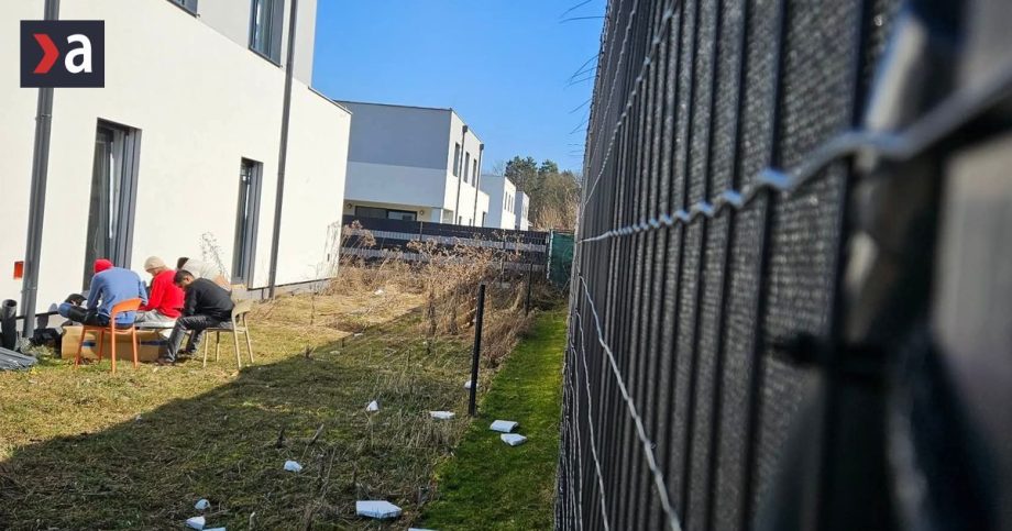 V neskolaudovanej budove zriadil nelegalnu ubytovnu su tam nejaki stavebnici tvrdi majitel