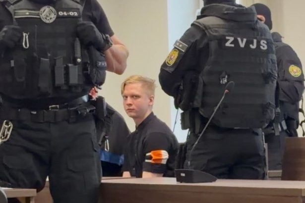 Zo spickoveho ziaka dvojnasobny vrah pri citani mena spoluzacky ktoru zabil sa na sude usmieval