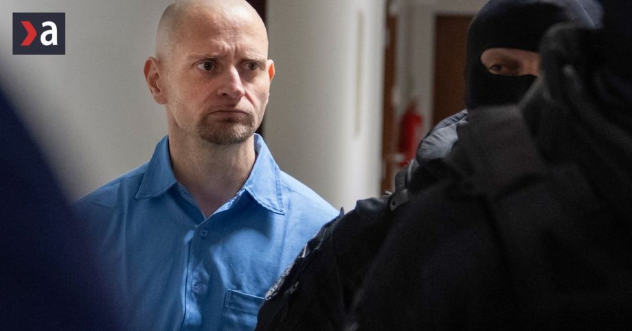 eskorta privedla vraha marceka vo vychudnutom stave pred senatom odzneli len dve vety