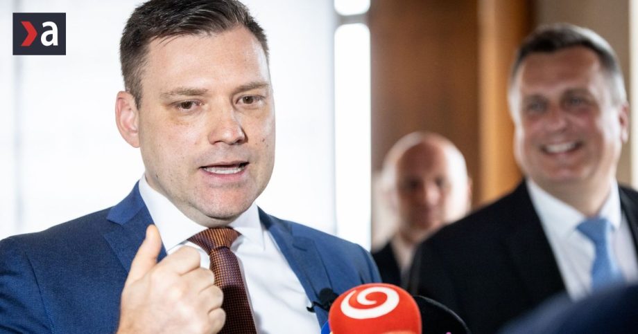 Chaos vo Ficovom zlepenci dosiahol vrchol Kto vsak v kalendari hlada predcasne volby ma smolu komentar Lubomira Jaska