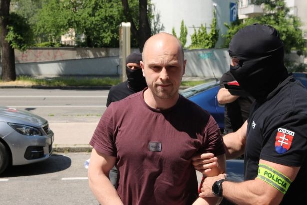 Desive svedectva z pripadu dvoch zmiznutych lopata cierne vrecia samopal a zvlastna chemikalia
