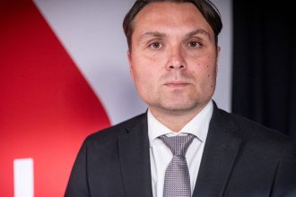 Neobraciame kabat musime spolupracovat s kazdou madarskou vladou hovori Laszlo Gubik