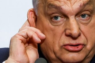 Odide Orban z Madarska Lietadla vzlietaju majetky jeho ludi miznu a policia otvara stare kauzy