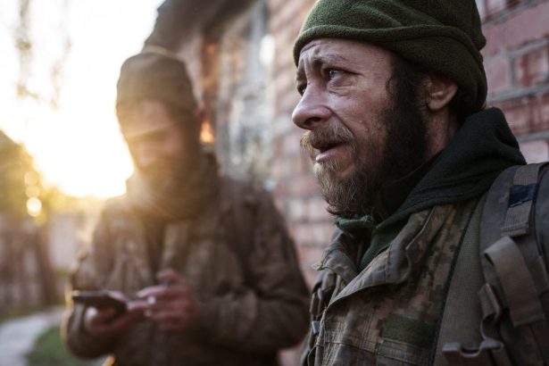 Pili dazdovu vodu umierali od hladu Ukrajinou otriasli fotografie vychudnutych vojakov ktori sa ocitli bez riadnych zasob
