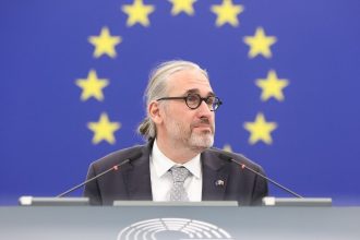Progresivci odmietli podporit odobratie eurofondov Slovensku Nechceme to ale rozumieme Europskej unii tvrdi europoslanec Martin Hojsik