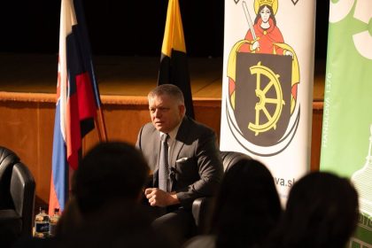 Skuska mala byt len pre tych studentov ktori si prisli vypocut Roberta Fica