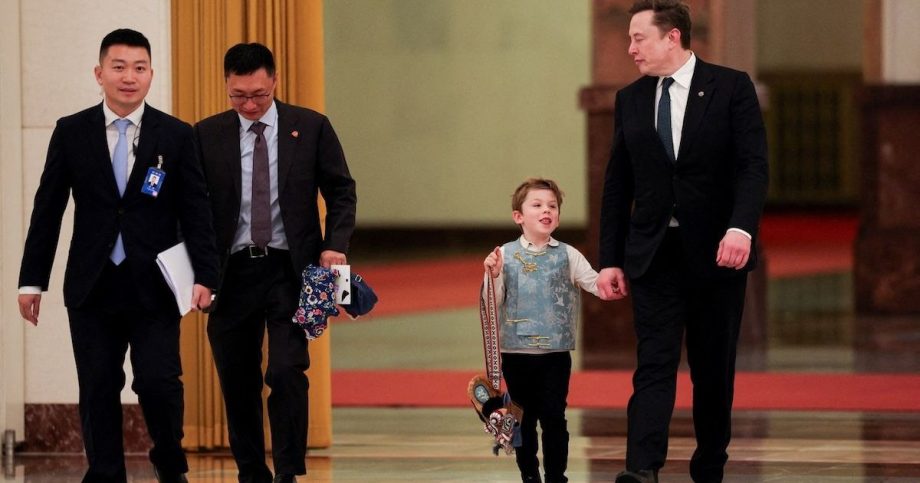 Tuto tasku chce kazdy Elon Musk so synom spustili novy internetovy fenomen