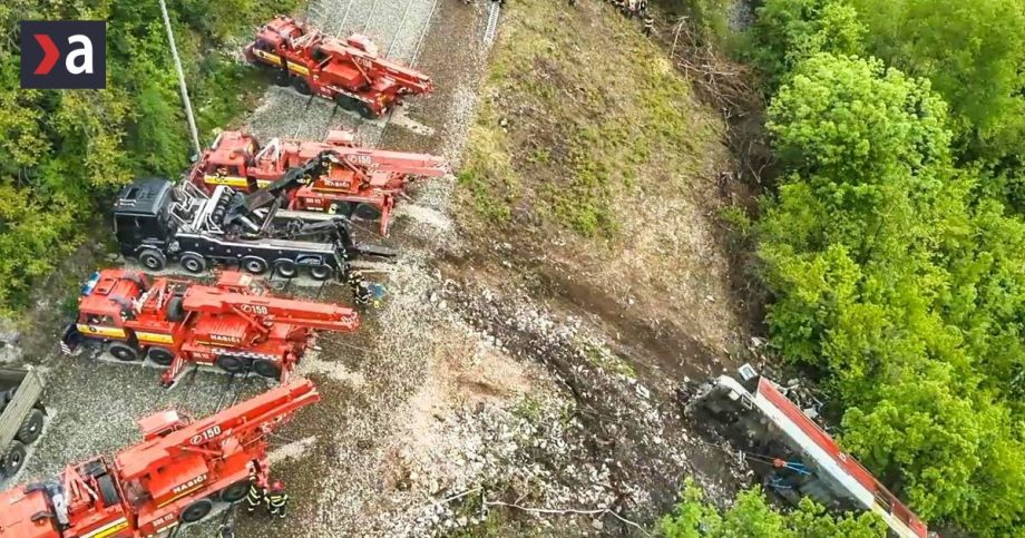 Zasah v narocnom terene Tazka technika odstranuje rusen po minulorocnej zrazke rychlikov fotoreportaz