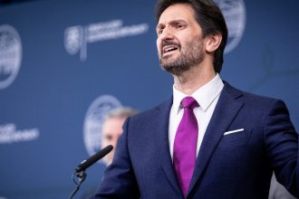 vyk ladna skrin a premi era Fica a ministra Kal in aka sa rozpad a pred oc ami naz or Jaroslava N a da