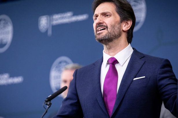 vyk ladna skrin a premi era Fica a ministra Kal in aka sa rozpad a pred oc ami naz or Jaroslava N a da