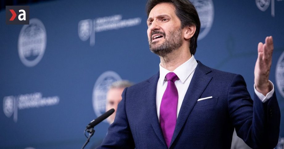 vyk ladna skrin a premi era Fica a ministra Kal in aka sa rozpad a pred oc ami naz or Jaroslava N a da