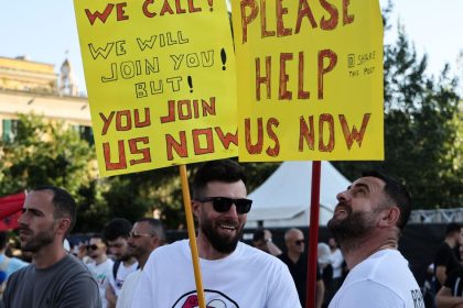 Albania otrasa revolucia plameniakov tisice obyvatelov protestuju proti vystavbe rezortu za ktorym stoji zat donalda trumpa