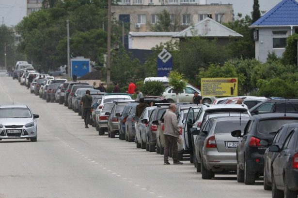 Dlhe rady pri cerpacich staniciach obmedzenia na nakup oleja a cestovin Po Kryme obmedzili nakup benzinu v niekolkych ruskch regionoch