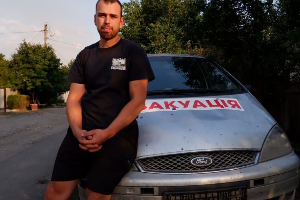 Evakuuje ludi z ostrelovanych miest Pre ruske drony sme cielom hovori Ukrajinec ktory zachranuje zivoty