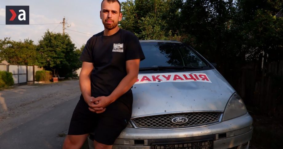 Evakuuje ludi z ostrelovanych miest Pre ruske drony sme cielom hovori Ukrajinec ktory zachranuje zivoty