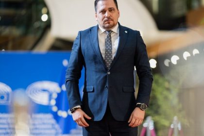 Ficovi ludia zneuzivaju eurofondy podla ceskeho poslanca nam ich uz na jesen mozu zastavit tyzden v svetovych mediac