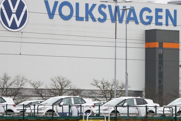 Pad nemeckeho automobiloveho priemyslu sa nekonci Volkswagen planuje prepustit az 100 tisic ludi a uzavriet styri fabriky