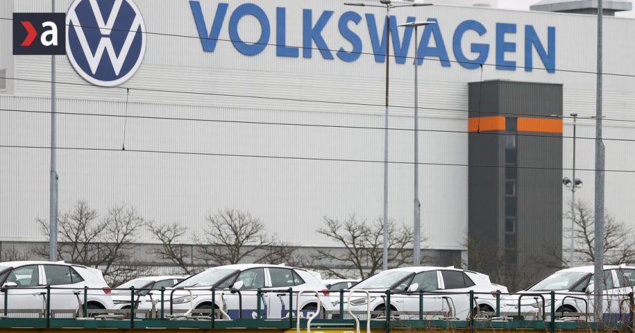 Pad nemeckeho automobiloveho priemyslu sa nekonci Volkswagen planuje prepustit az 100 tisic ludi a uzavriet styri fabriky