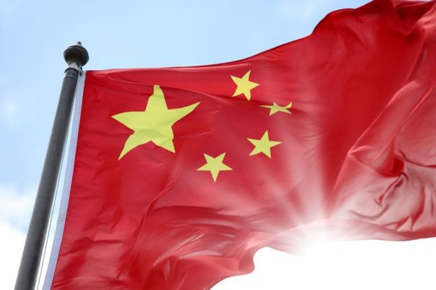 Pentagon zasiahol proti cinskym gigantom Alibaba Baidu a BYD sa ocitli na ciernej listine