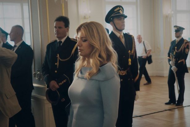Symbolika alebo odlozena premiera dokument prezidentka sa konecne dockal vysielania stvr sa brani kritike