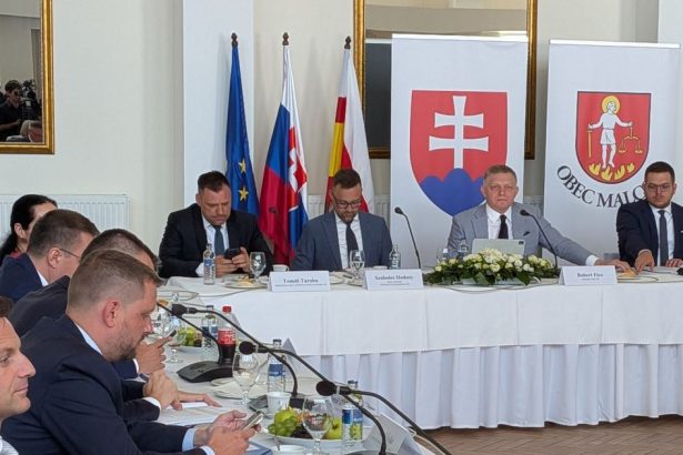 Vyjazdove rokovanie vlady Demonstrantov zakryli dodavkou verny Robert Fico zamaval