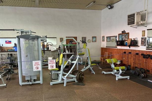 spor boxerov a dzudistov sa vyostruje asistovala aj mestska policia videozaznam a zapis sa vsak lisia