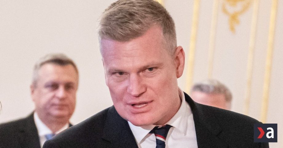 Cesku politiku hybu skandaly Jeden narazil do sanitky druheho pre nasilie vyhnali z domu zahranicny vyber