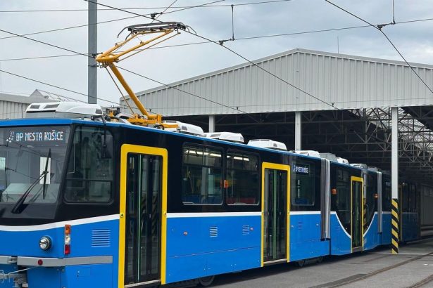 Do Kosic dorazila prva elektricka s klimatizaciou Bratislavcania sa v takych vozia uz jedenast rokov