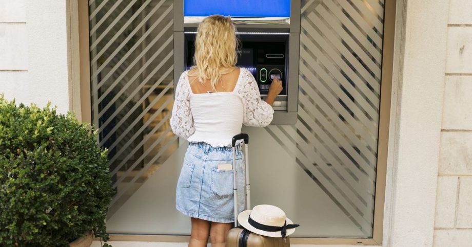 Dovolenkari mozu pri bankomate zbytocne prerobit Banky radia comu sa vyhnut