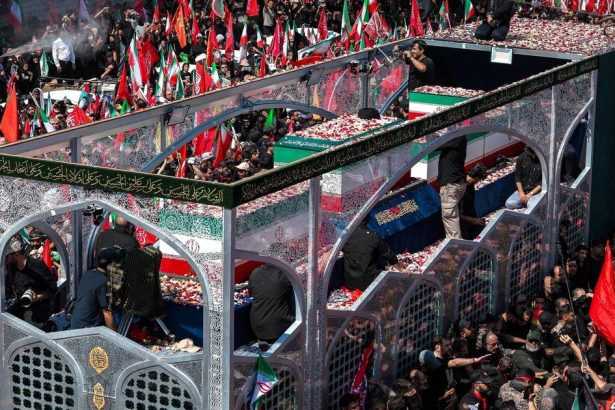 Iran pohrebom Chameneinho provokoval USA Z davu zaznievali vyzy na zabitie Trumpa