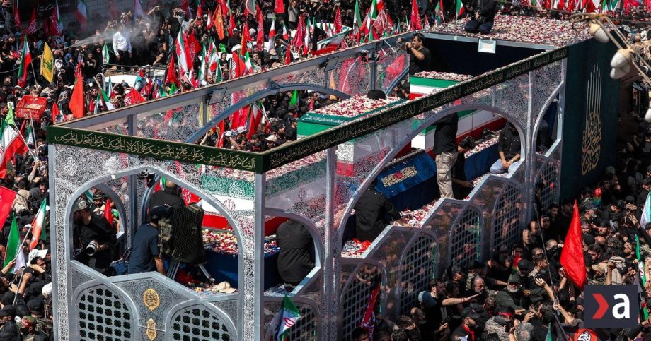 Iran pohrebom Chameneinho provokoval USA Z davu zaznievali vyzy na zabitie Trumpa