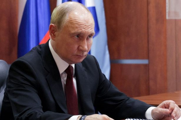 Lod sa potapa Putinovi najblizsi potichu vyvadzaju peniaze z krajiny v obave pred zhabanim majetku