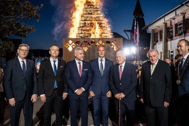 Navrat Meciar a vonja ciganskej a potlesk pre Gaspara Slovensko nie je cierna diera znelo namestm Chybal len premier Fico reportaz