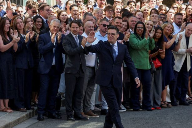 Sedem premierov za desat rokov Britov trapi ekonomika hrozia im populisti a nachadzaju sa v krize
