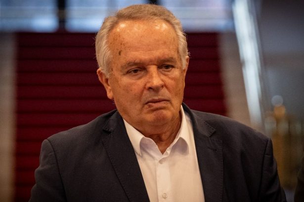 Syn velvyslanca Radacovskeho odchadza do Smeru Jeho otec tvrdi ze ma vynikajuci politicky instinkt a predpoveda strane vitazstvo