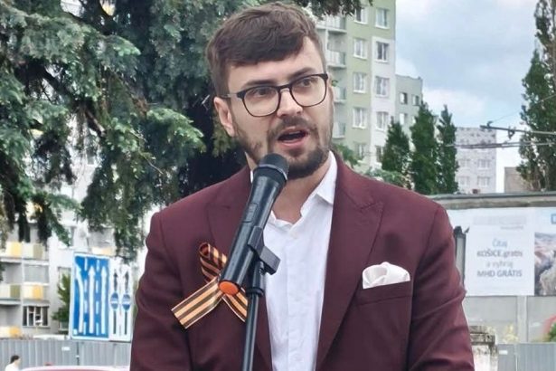 Volby 2026 Prorusky kandidat na primatora Kosic Alexander Riabov odstartoval kampan pri pamatniku Sovietskej armady