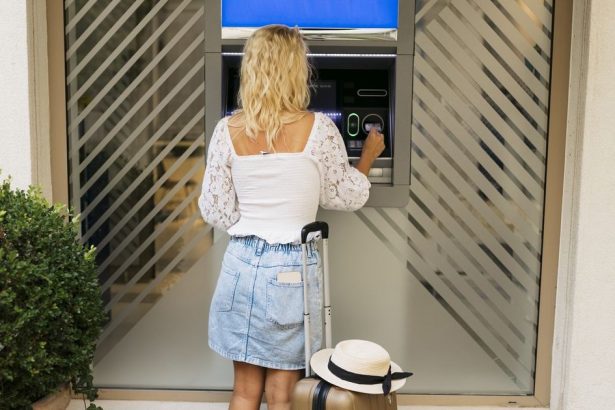jeden klik moze predrazit dovolenku pozor na vybery z bankomatov v zahranici rady bank