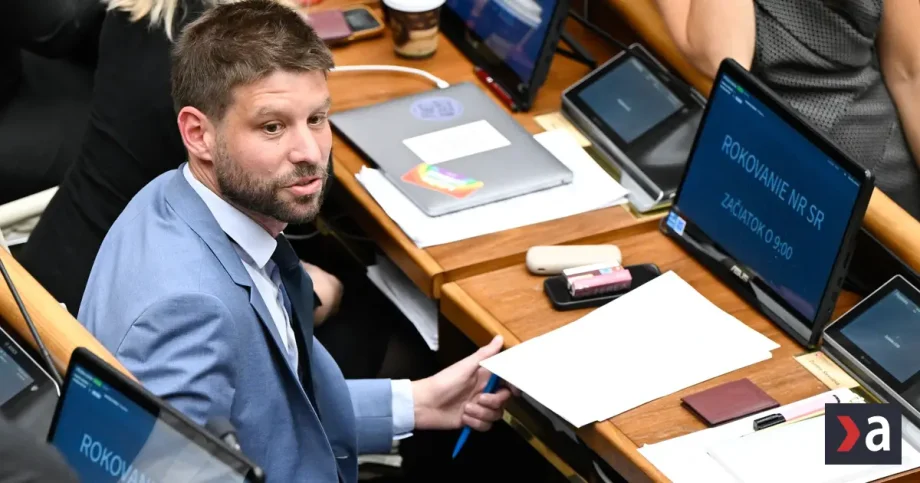 Ako vladna koalicia vyuzila odvolavanie Michala Simecku na zakrytie vlastnych problemov