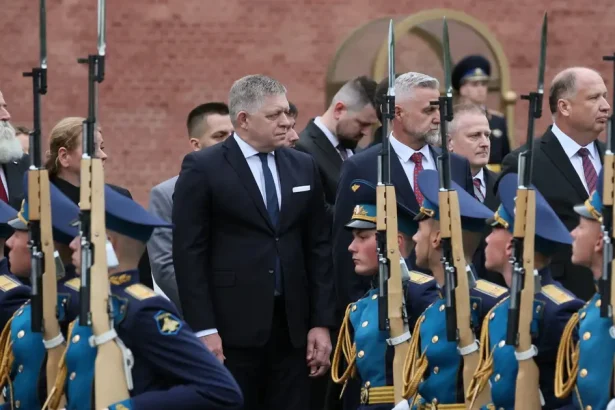 Deviat komunikacnych trikov koalicie Ako Robert Fico a spol vytvaraju iluziju ze nam od Ruska nehrozi nic komentar Petra Weissa