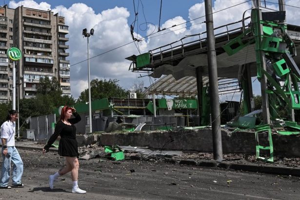 Horia im rafinerie a stoja v radoch na benzin Rusi sa pustili do nicenia ukrajinskych cerpacich stanic
