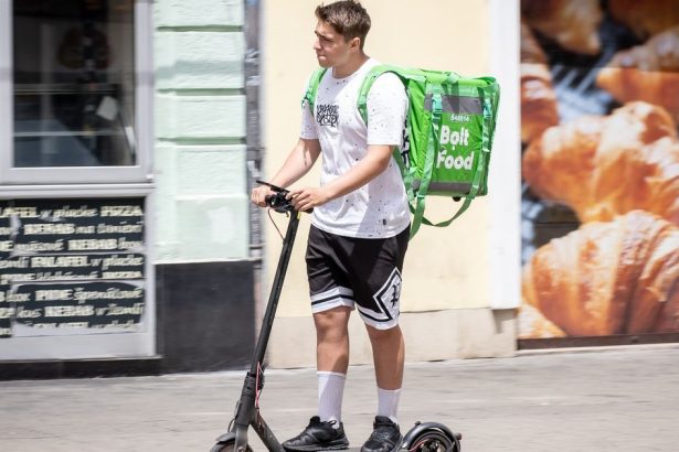 Kazdy 14 zamestnanec na Slovensku je cudzinec Zistili sme kto nahradza ludi odchadzajucich do d dochodku