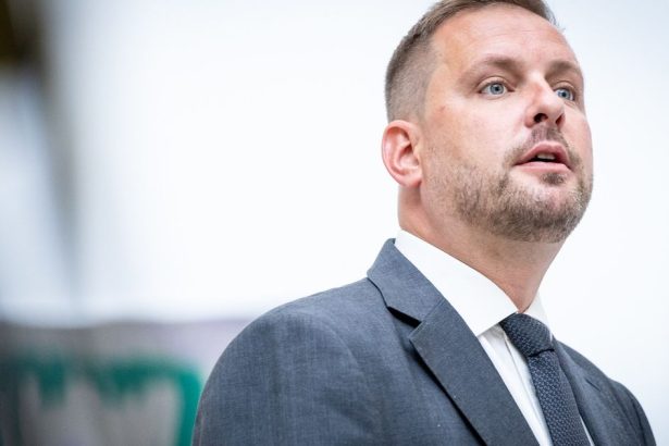 Minister Sasko si sype popol na hlavu Peniaze pre kolabujucich pacientov a personal zrazu nasiel
