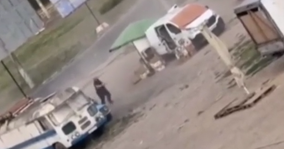 Nechutne ludske safari Dron prenasledoval cloveka na juhu Ukrajiny video