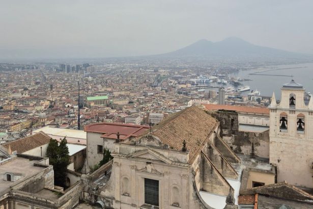 Posvatna pizza a chaos v uliiach Neapola v dialke prach Pompeji Viete ze na Capri premava specialna lanovka