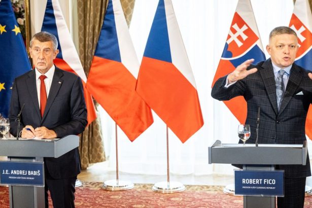 Robert Fico si hystericky zabuchol dvere do vlaku v ktorom ide jeho najblizsi spojenec komentar Petra Weissa