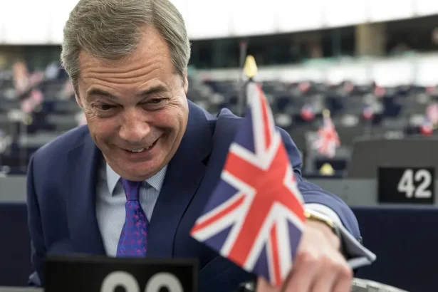 bizarny volebn sboj britsky populista nigel farage bojuje vo vobch proti smetnemu kontajneru