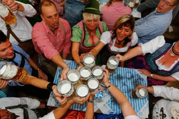 Oktoberfest: Tajné nahrávanie za peniaze zaplavuje TikTok a YouTube