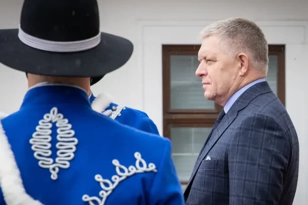 Zlyhávate, radšej odstúpte. Fico posiela do Berlína čudné pozvanie