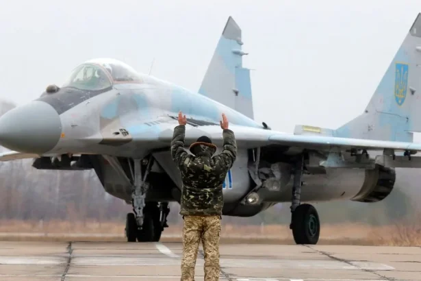 Zničená ukrajinská MiG-29 a štyri ruské delá. Bomby padali za sebou (+video)